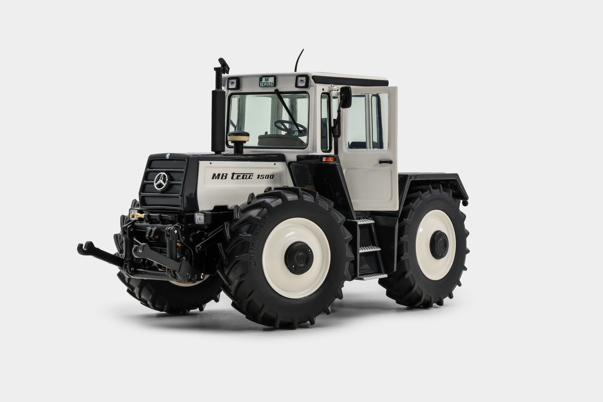 MA77114-1 Artikelname: MB trac 1500 weiß Lim. Edt. Originalhersteller: Mercedes-BenzMB-trac von Weise-Toys im Maßstab: 1:32 Hersteller-Nr: 2084