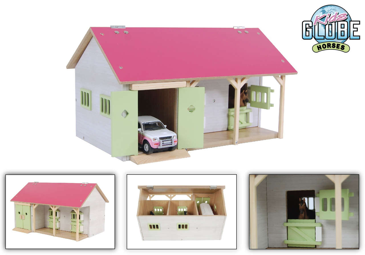 Der Pfer­de­stall be­steht aus Holz ist mit zwei Pfer­de­bo­xen und einem Stau­raum aus­ge­stat­tet. Das Dach ist auf­klapp­bar sodass die Kinder auch im Stall spie­len können. Bitte beachten Sie, dass dieser Spielzeug-Stall ohne die abgebildeten Spielzeu