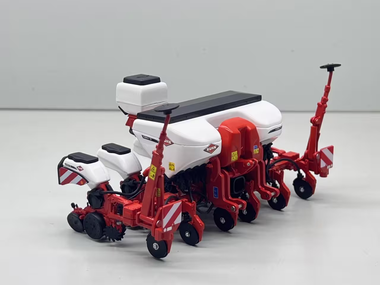 Kuhn Einzelkornsämaschine Kosma TS 6-reihig weiß mit Tank Lim. Edt. Modell von Replicagri 1:32 eilbote-onlineshop - Agrarfox