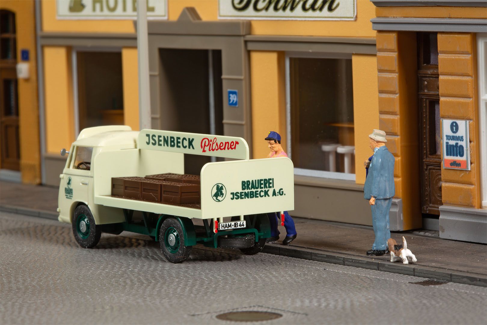 Goliath Expr.110 Getränkepritsche ohne Plane Isenbeck Modell von Auhagen 