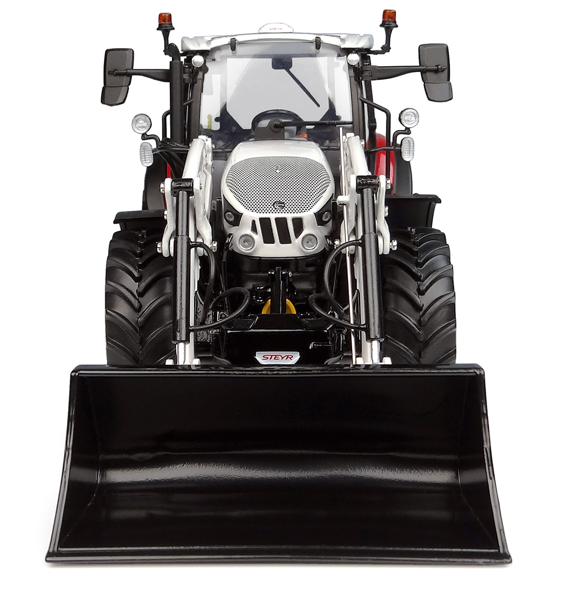 Steyr 4120 Plus mit S635 Frontlader Modell von Universal Hobbies 1:32