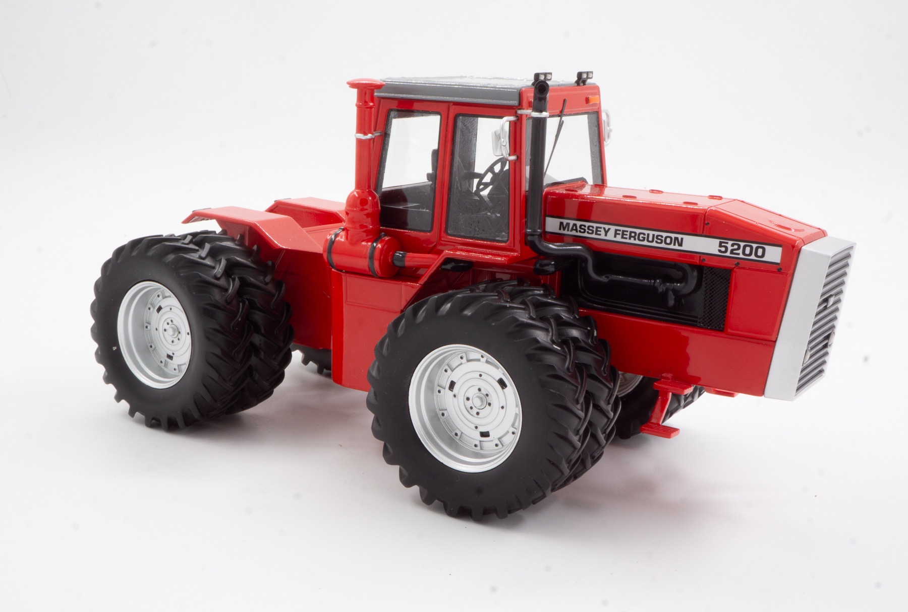 MA74120-1 Artikelname: Massey Ferguson 5200 Originalhersteller: Massey Ferguson Modelltyp: 5200 von PowerTrac Models im Maßstab: 1:32 Hersteller-Nr: 1208