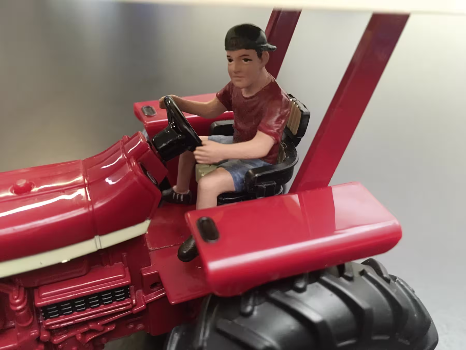 Teenager Jeff fährt Traktor Modell von AT Collections 1:32 eilbote-onlineshop - Agrarfox