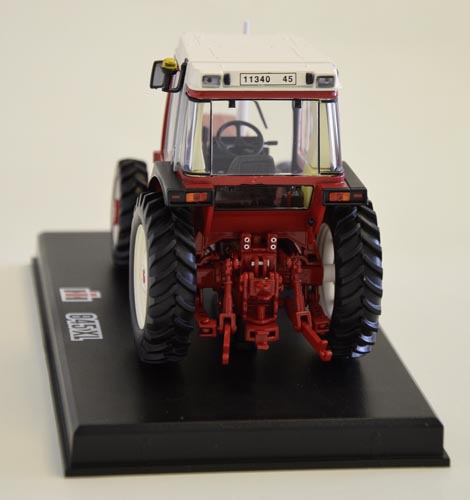 IHC 845 XL Limited Edition mit schwarzen Kotflügeln Modell von Replicagri 1:32