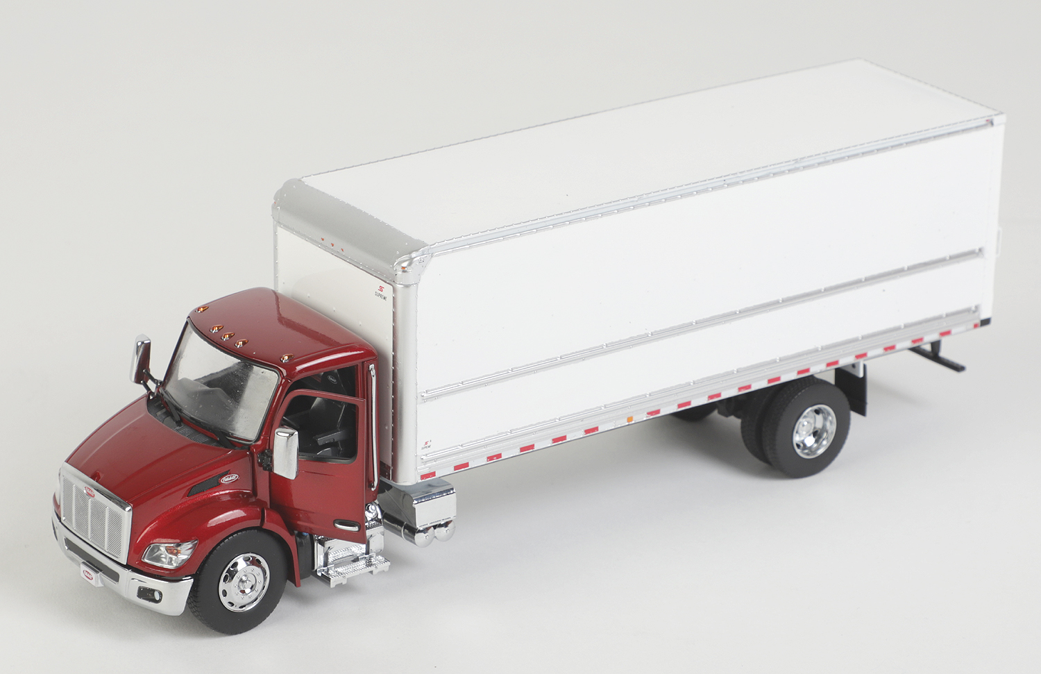 Peterbilt 536 mit Laderaum-1