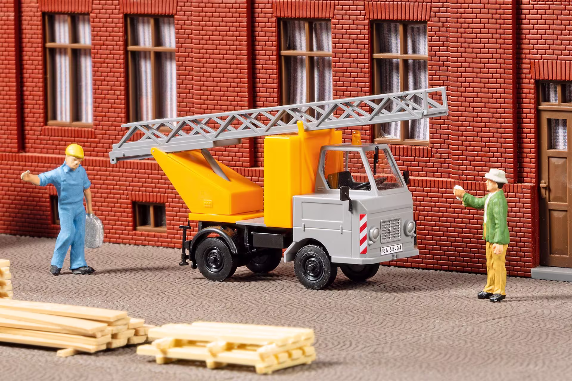 MA74215-1 Artikelname: M22 Drehleiter Bauhof Originalhersteller:  Modelltyp: M22 von Auhagen im Maßstab: 1:87 Hersteller-Nr: 41689