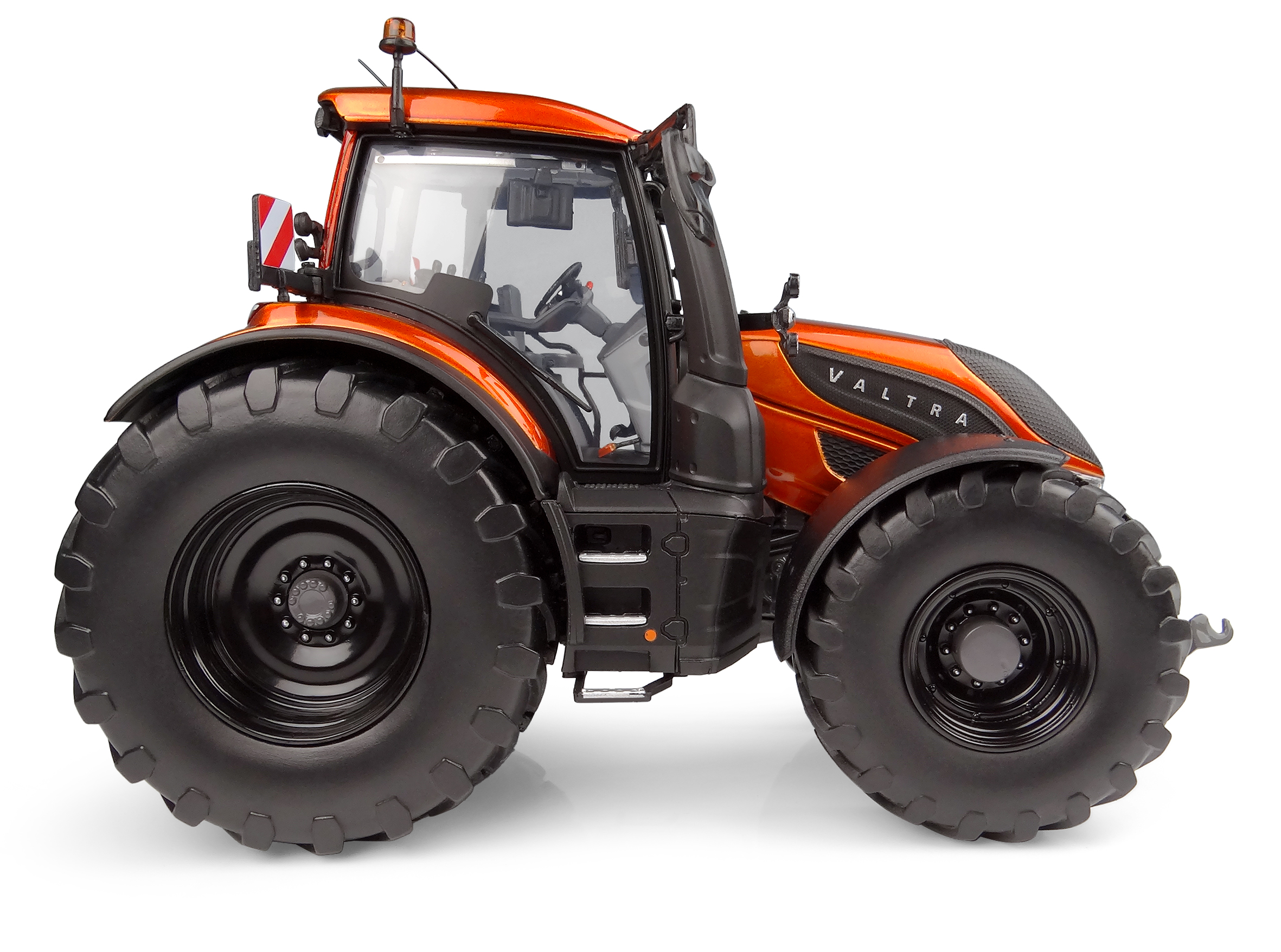 Valtra T236 in Metallic-Orange Lim. Edt. Modell von Universal Hobbies 1:32