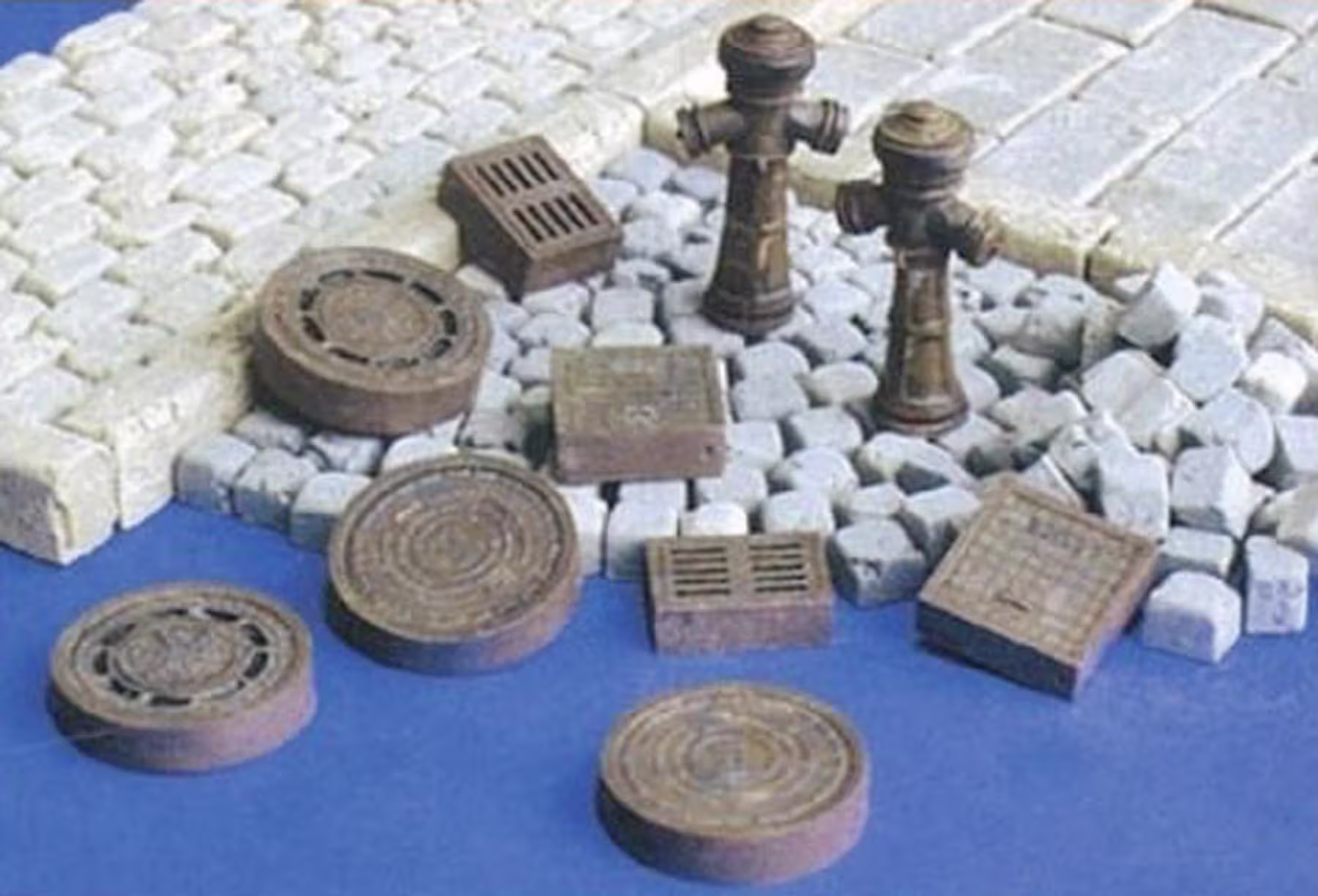 Kanaldeckel und Hydranten Modell von Plus Model 1:35 eilbote-onlineshop - Agrarfox