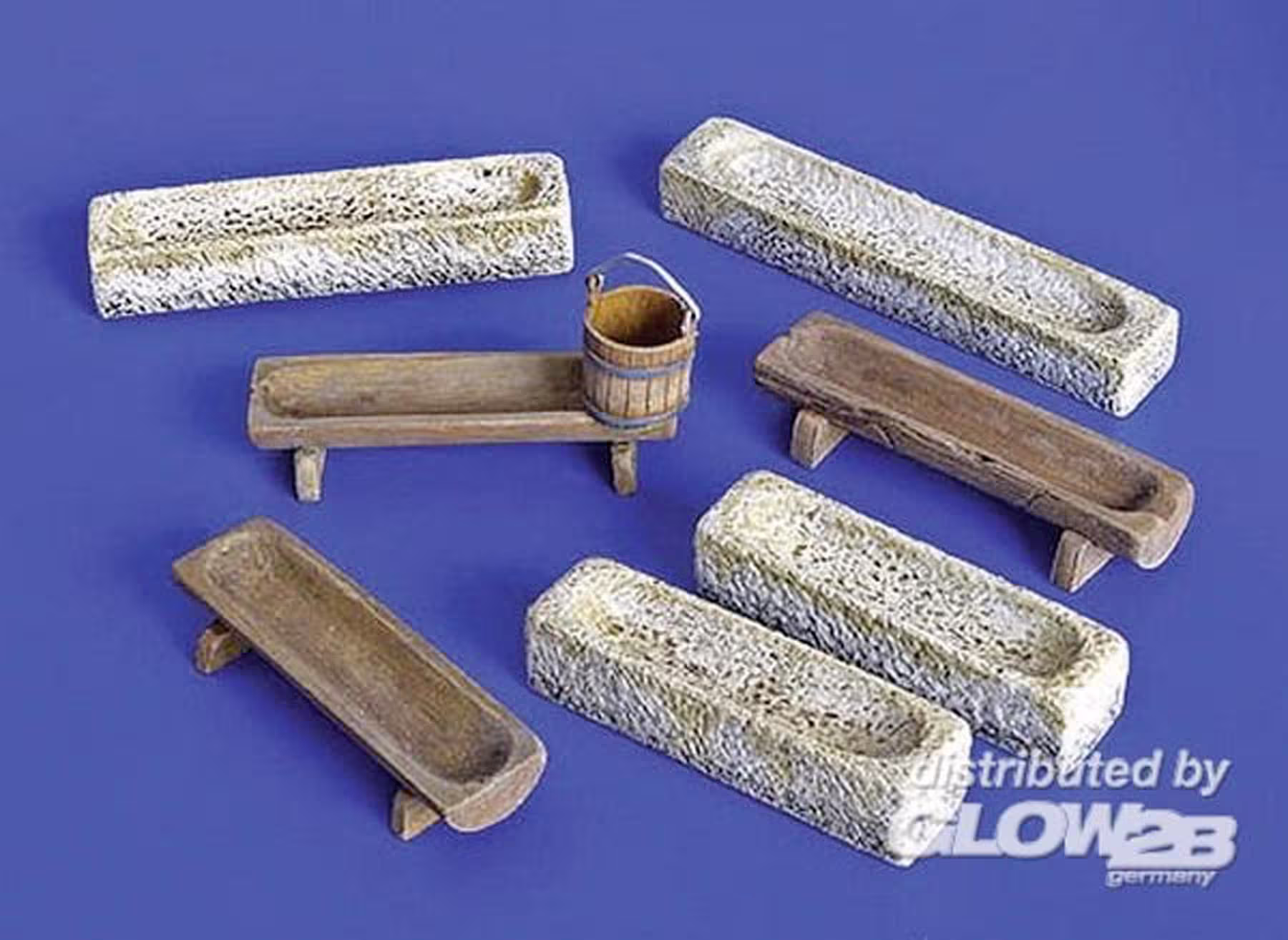 Futtertröge aus Holz (3 St.) und Stein (3 St.) und ein Holzeimer Modell von Plus Model 1:35 eilbote-onlineshop - Agrarfox