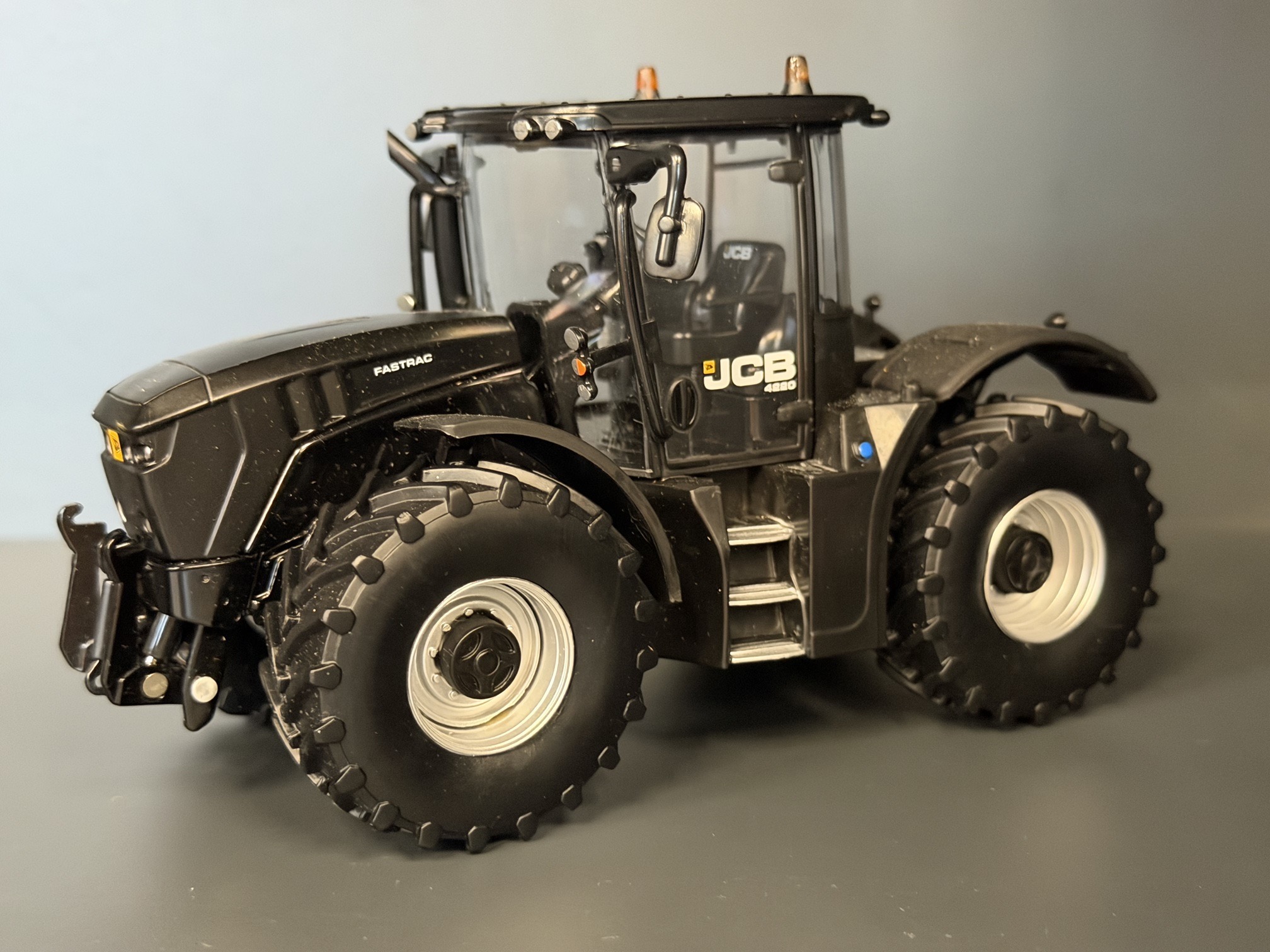 JCB 4220 Fastrac Schwarz mit Silbernen Felgen  Limited Edition Modell von Britains 1:32