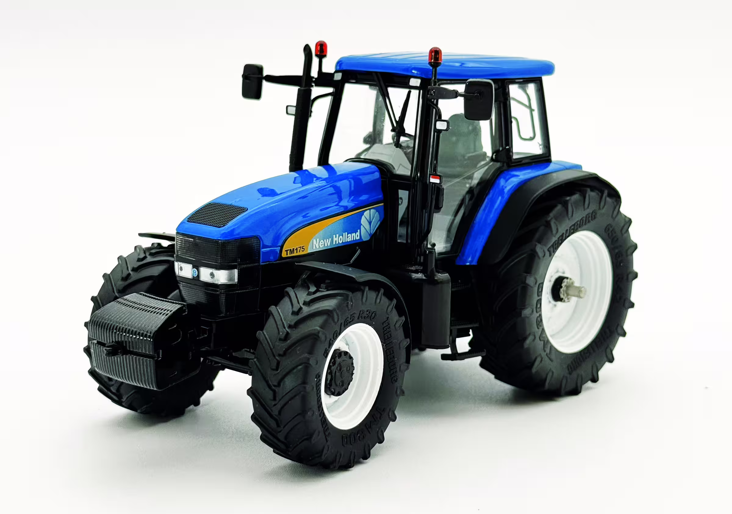 MA77034-1 Artikelname: New Holland TM 175 G2 mit Frontgewicht Originalhersteller: New Holland Modelltyp: TM175 von Ros im Maßstab: 1:32 Hersteller-Nr: 30267.9
