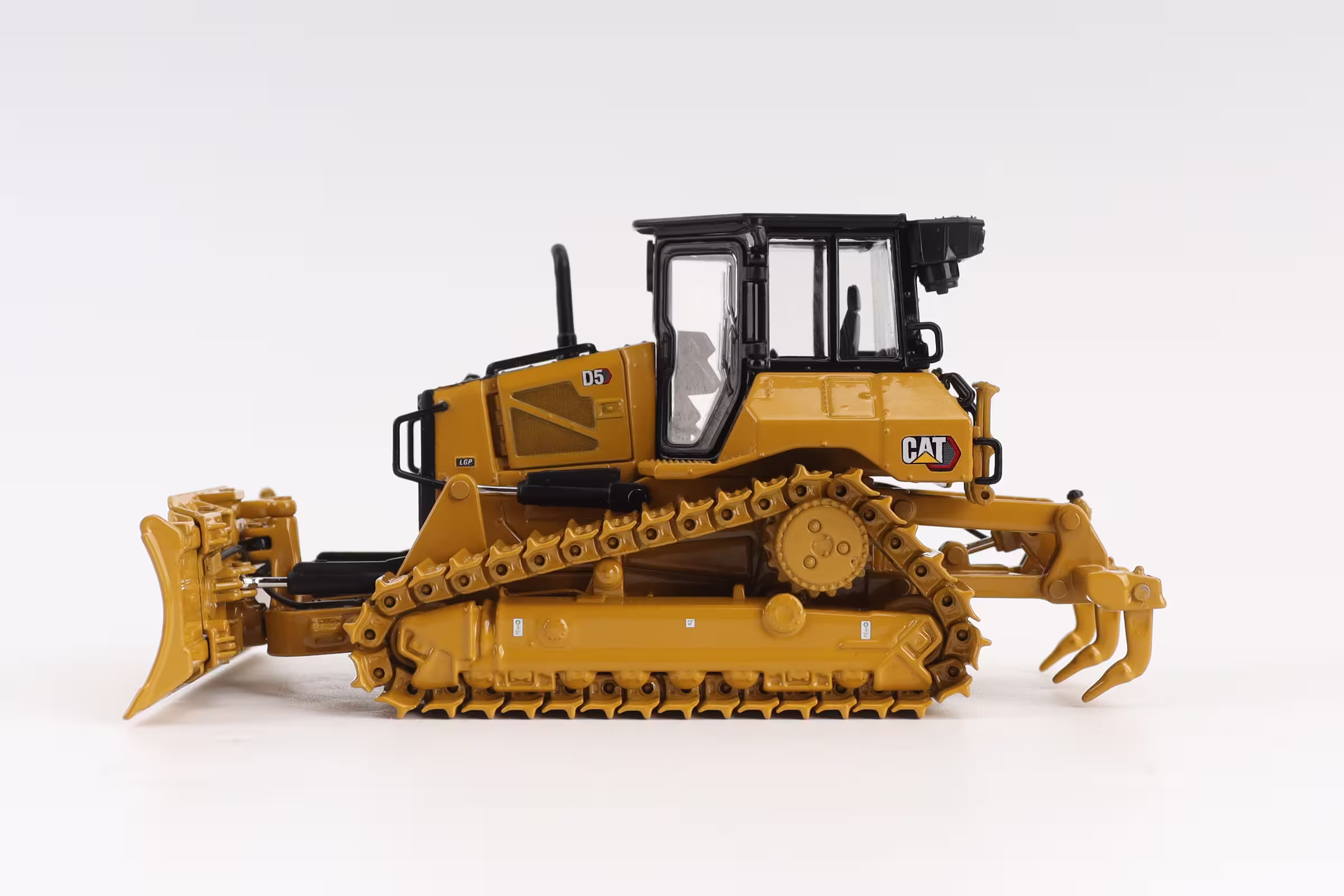 MA76229-1 Artikelname: Cat D5 LGP Planierraube VPAT mit klappbarem Schild Originalhersteller: Cat von DieCast Masters im Maßstab: 1:50 Hersteller-Nr: 85752