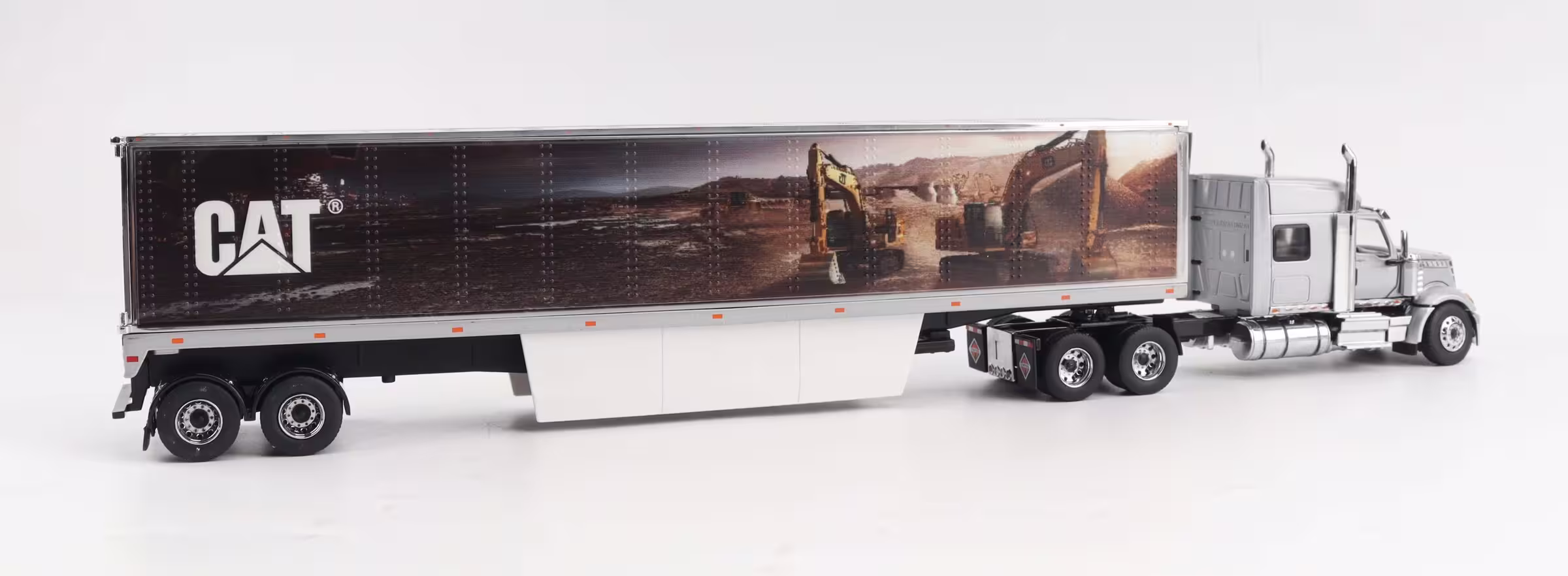 MA76233-1 Artikelname: Lonestar mit Bagger-Grafiken Originalhersteller: Lonestar von DieCast Masters im Maßstab: 1:50 Hersteller-Nr: 85769