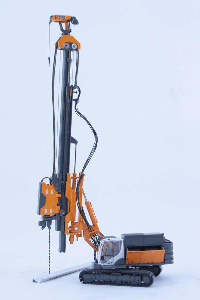 Batteuse sur chenille RTG RG 21 T avec une échelle de 1/50 conçu par Batteuse sur chenille RTG RG 21 T avec une échelle de 1/50 conçu par