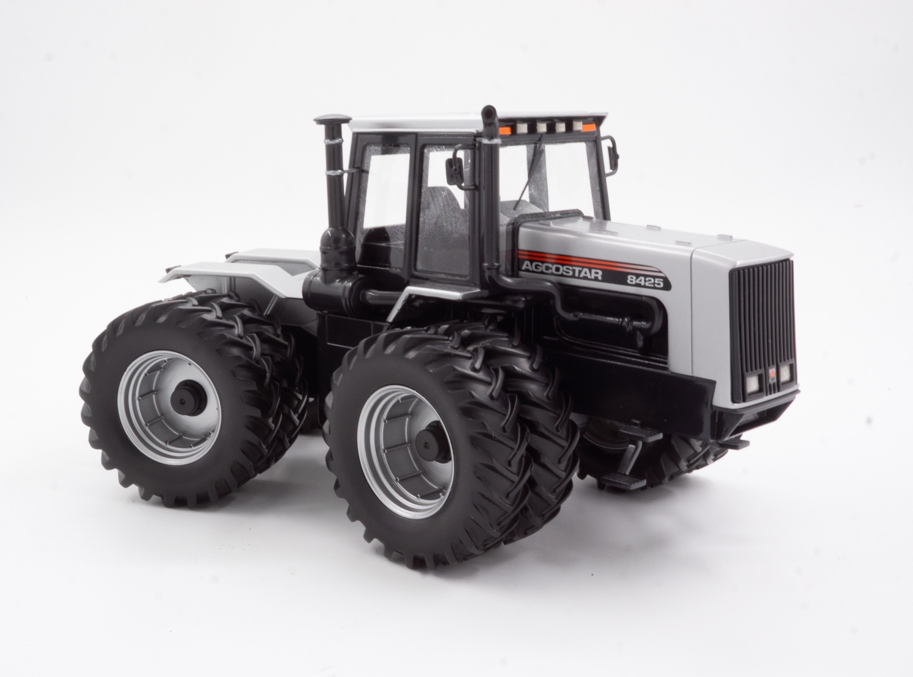 MA74114-1 Artikelname: Agco-Star 8425 Originalhersteller: Agco Modelltyp: 8425 von PowerTrac Models im Maßstab: 1:32 Hersteller-Nr: 1197