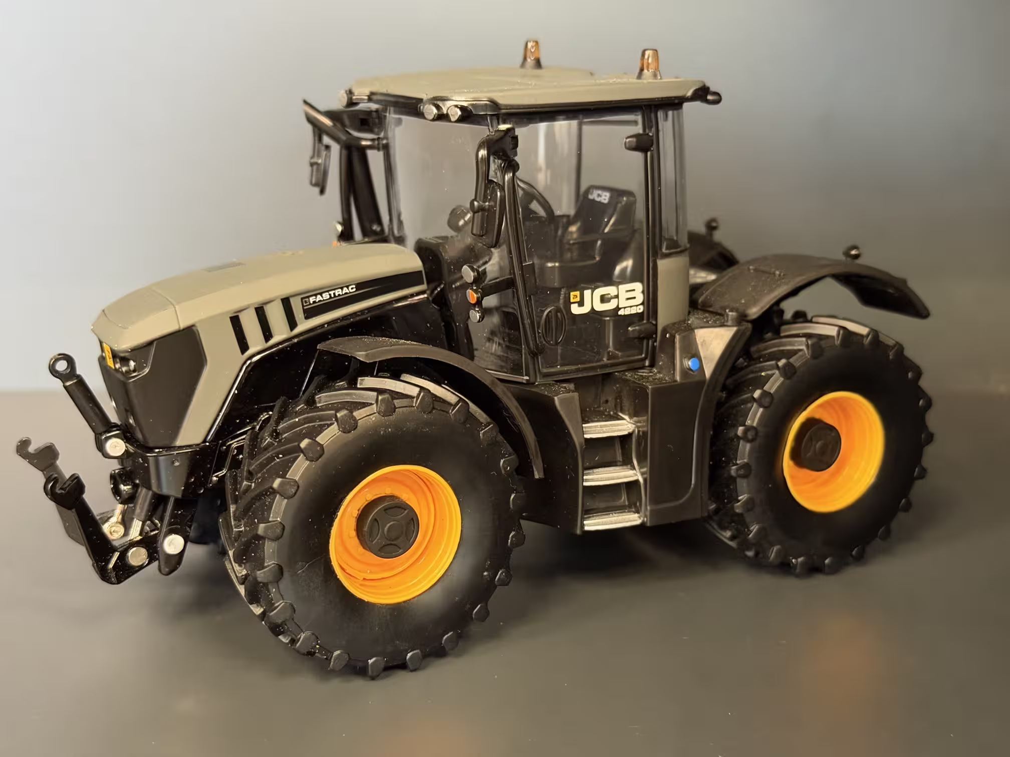 MA77066-1 Artikelname: JCB 4220 Fastrac Matt Grau mit Gelben Felgen Limited Edition Originalhersteller: Jcb Modelltyp: 4220 von Britains im Maßstab: 1:32 Hersteller-Nr: 43453Y