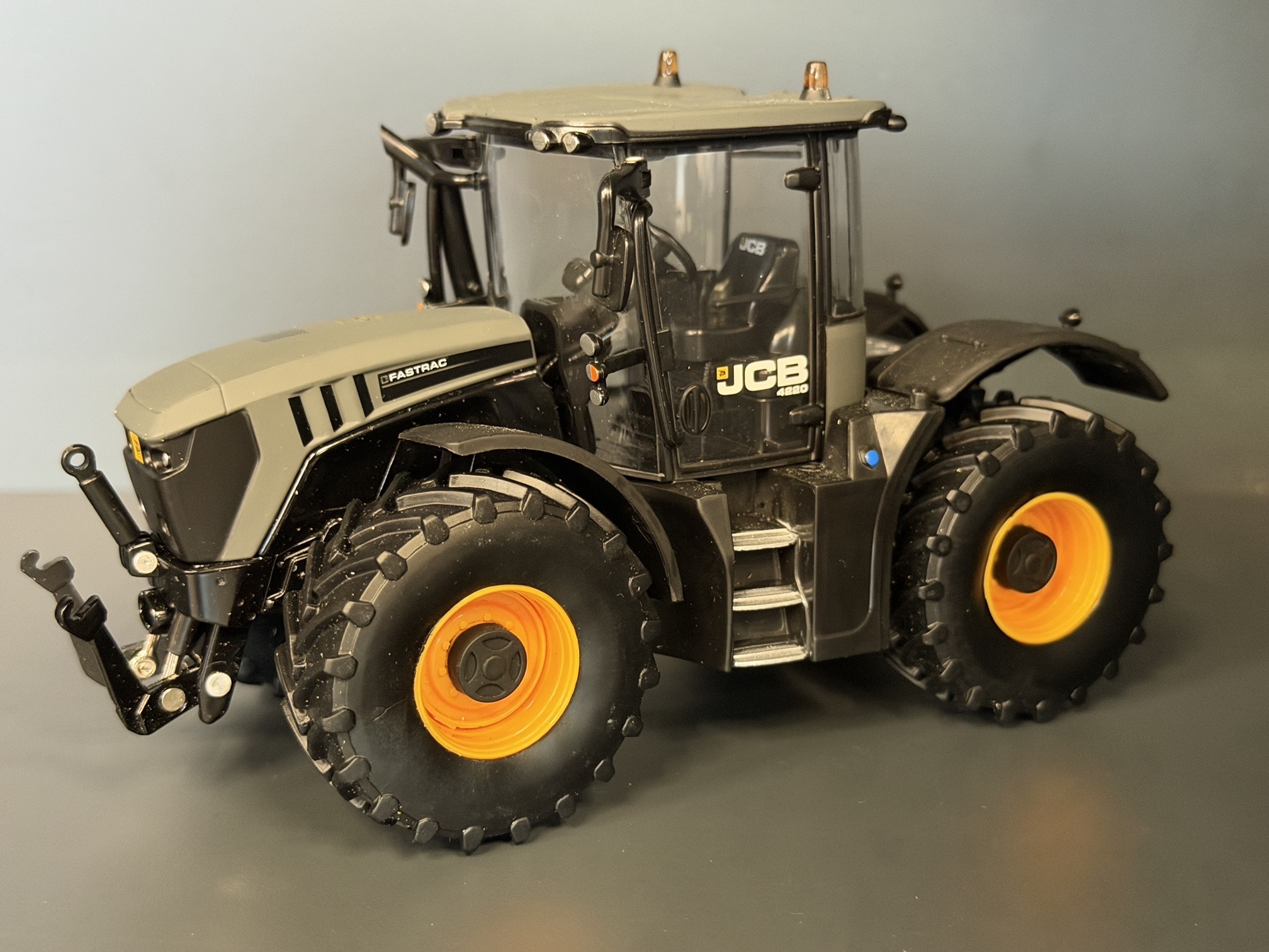 JCB 4220 Fastrac Matt Grau mit Gelben Felgen Limited Edition Modell von Britains 1:32