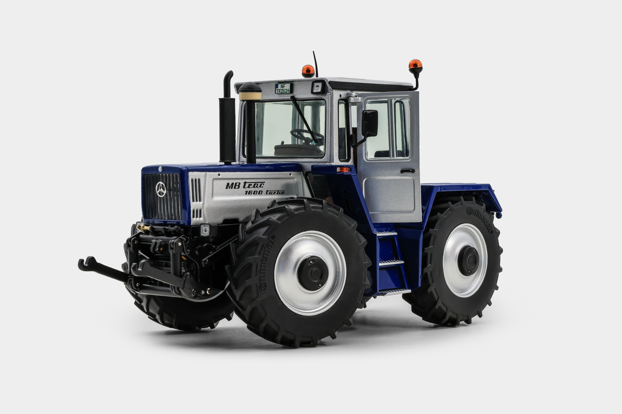 MA77115-1 Artikelname: MB trac 1600 turbo Lim. Edt. blau-silbermetallic Originalhersteller: Mercedes-BenzMB-trac von Weise-Toys im Maßstab: 1:32 Hersteller-Nr: 2083