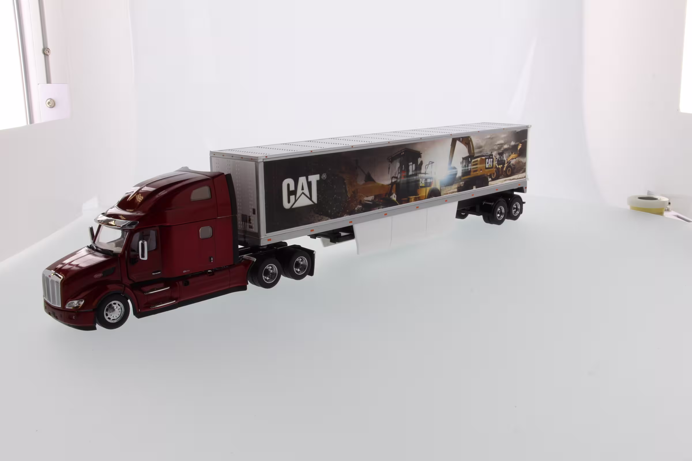 Peterbilt 579 m. CAT Kofferauflieger Modell von DieCast Masters 1:50 eilbote-onlineshop - Agrarfox