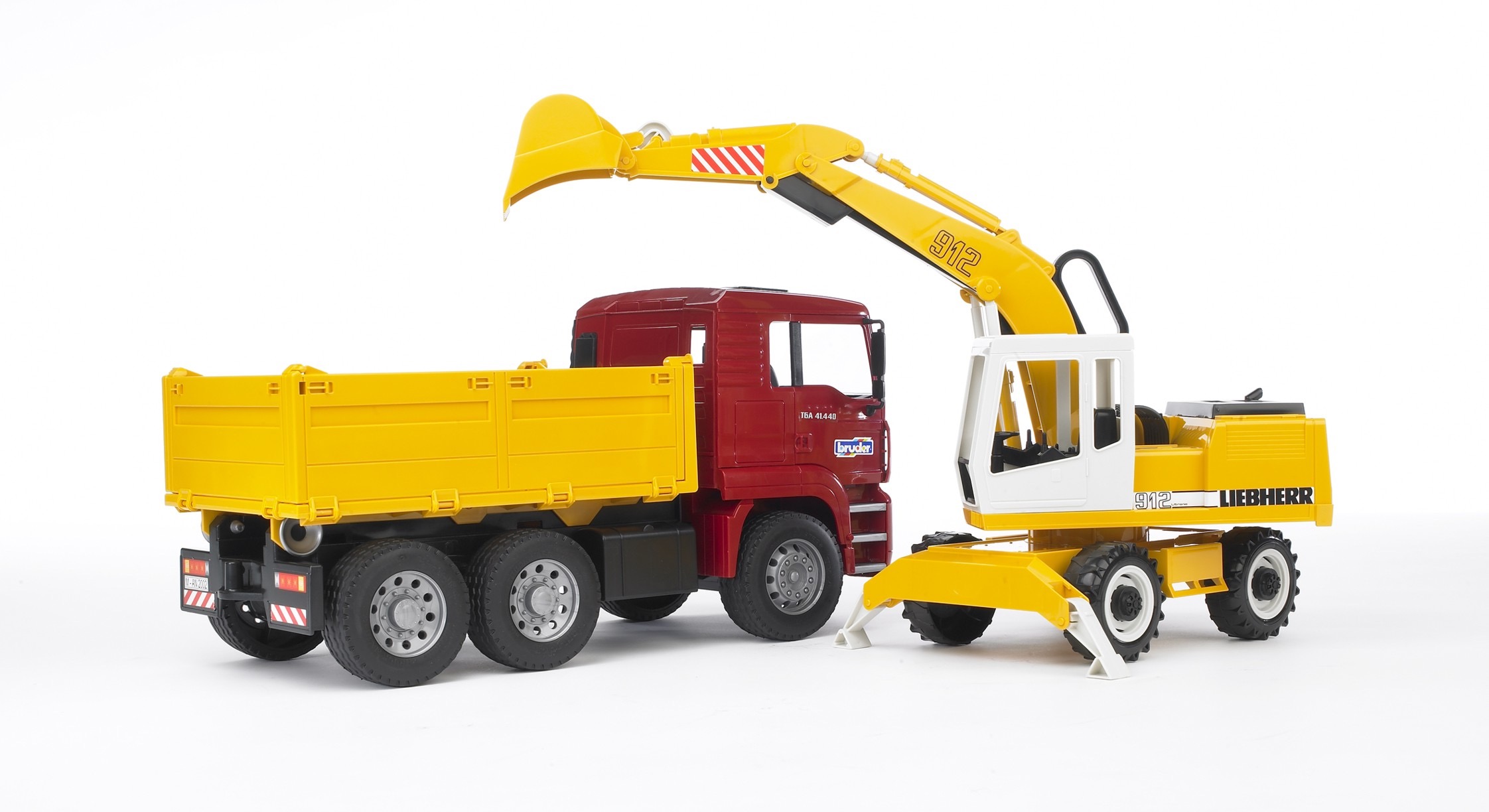 MAN TGA Kipplastwagen mit Liebherr Schaufelbagger