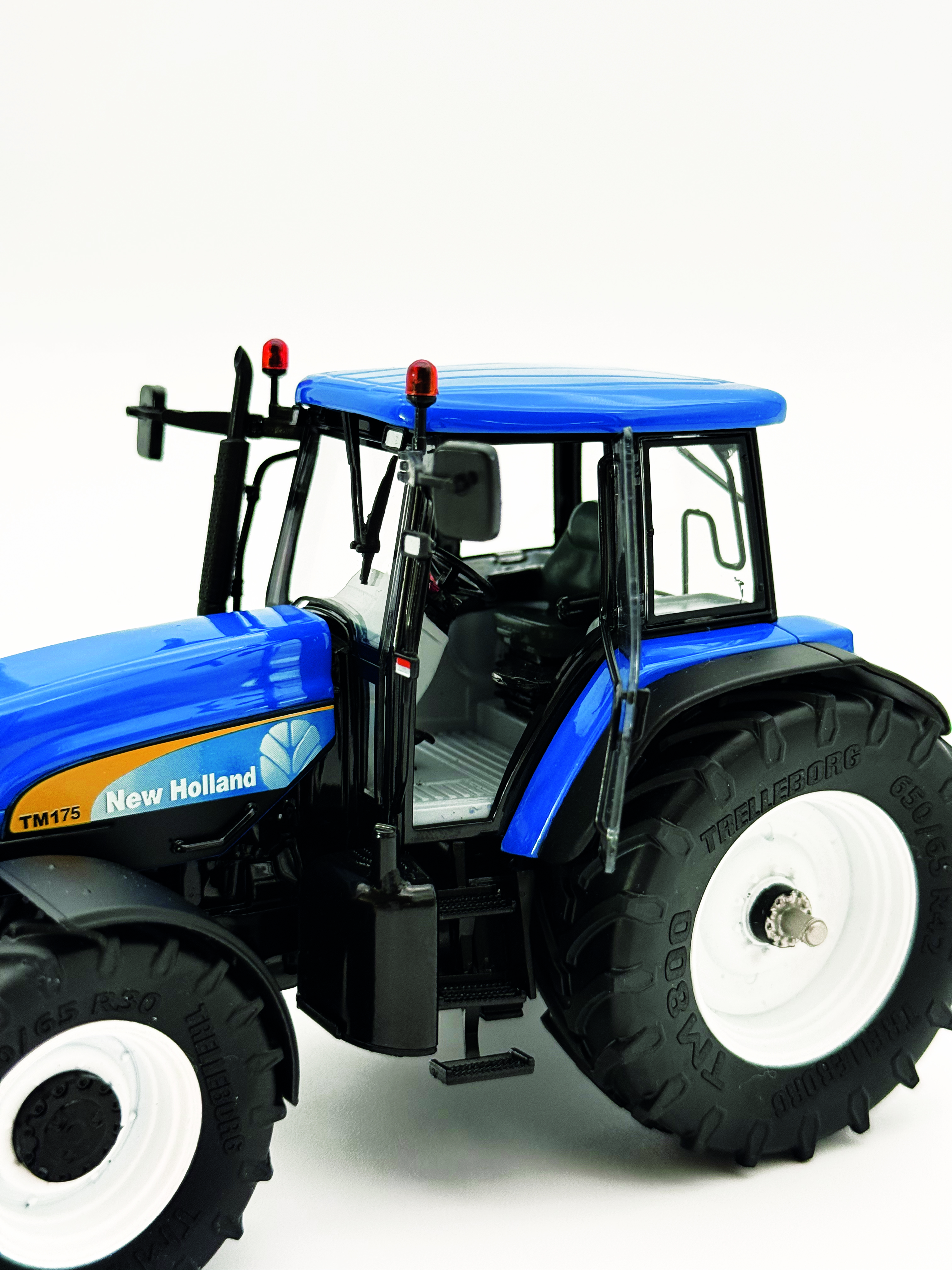 New Holland TM 175 G2 mit Frontgewicht Modell von Ros 1:32
