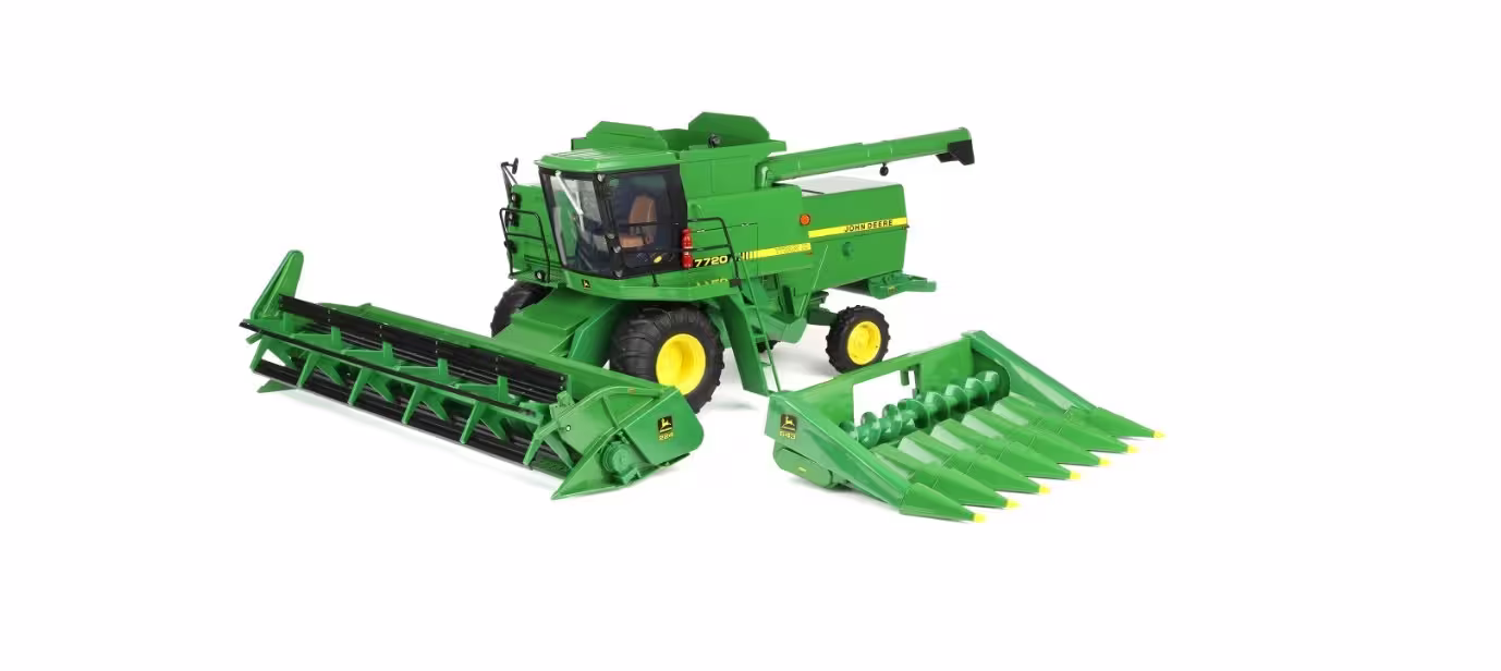 MA76768-1 Artikelname: John Deere 7720 Titan II Mähdrescher mit 2 Mähwerken Prestige Select No.4 Originalhersteller: John Deere von Ertl im Maßstab: 1:16 Hersteller-Nr: 45962