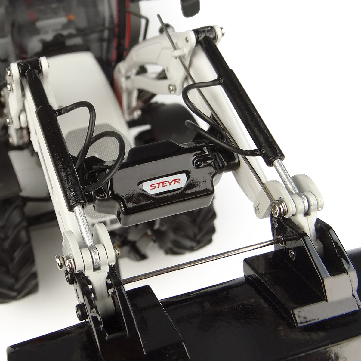Steyr 4120 Plus mit S635 Frontlader Modell von Universal Hobbies 1:32