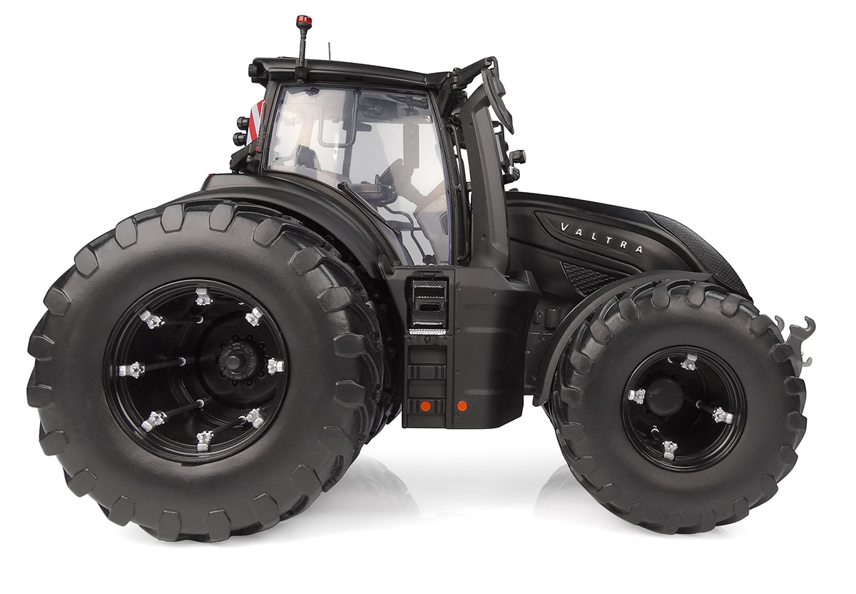 Valtra S416 unlimited mit Zwillingsbereifung - matt schwarz Modell von Universal Hobbies 1:32