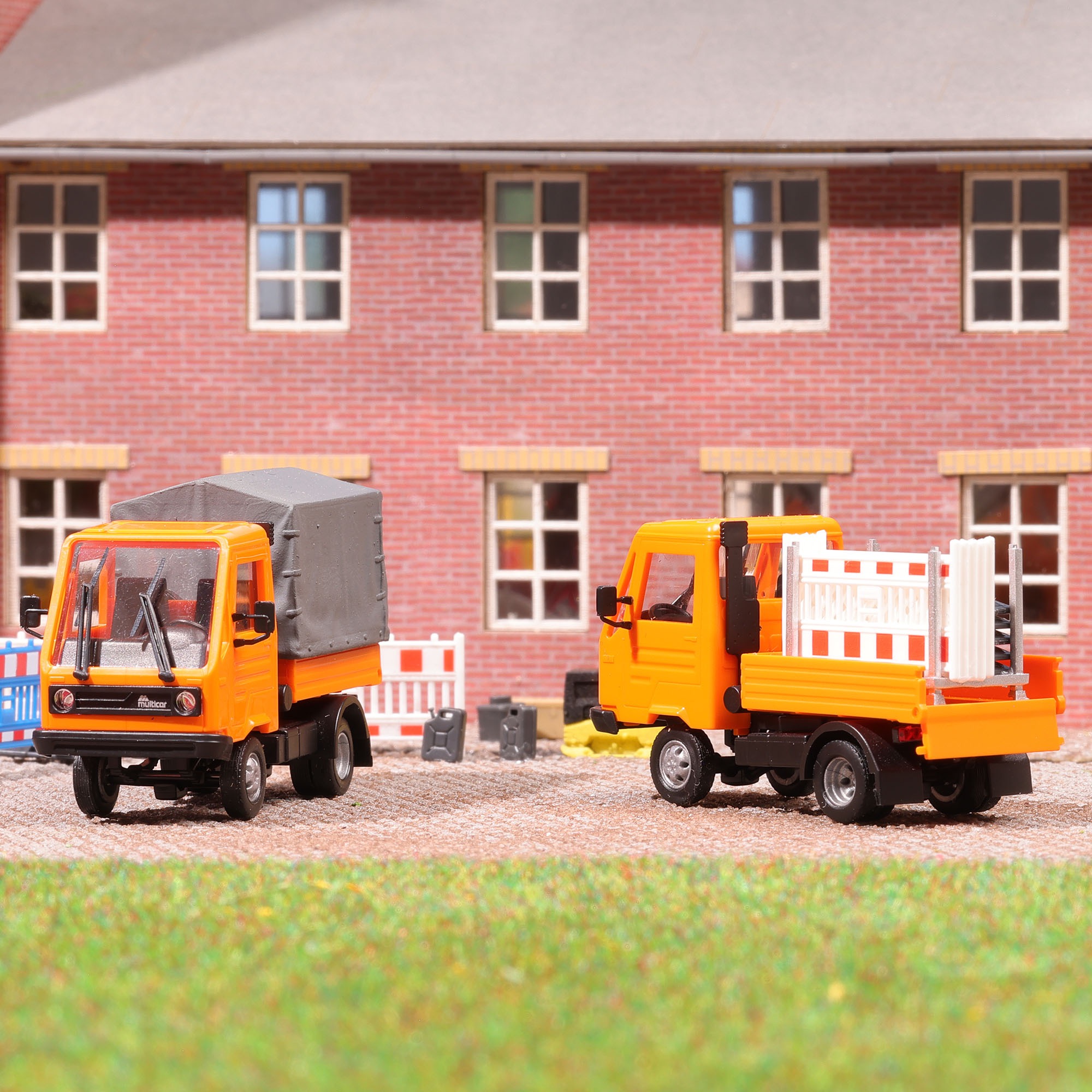 Multicar M26 mit Schrankenzauntransportgestell orange Modell von Busch 1:87