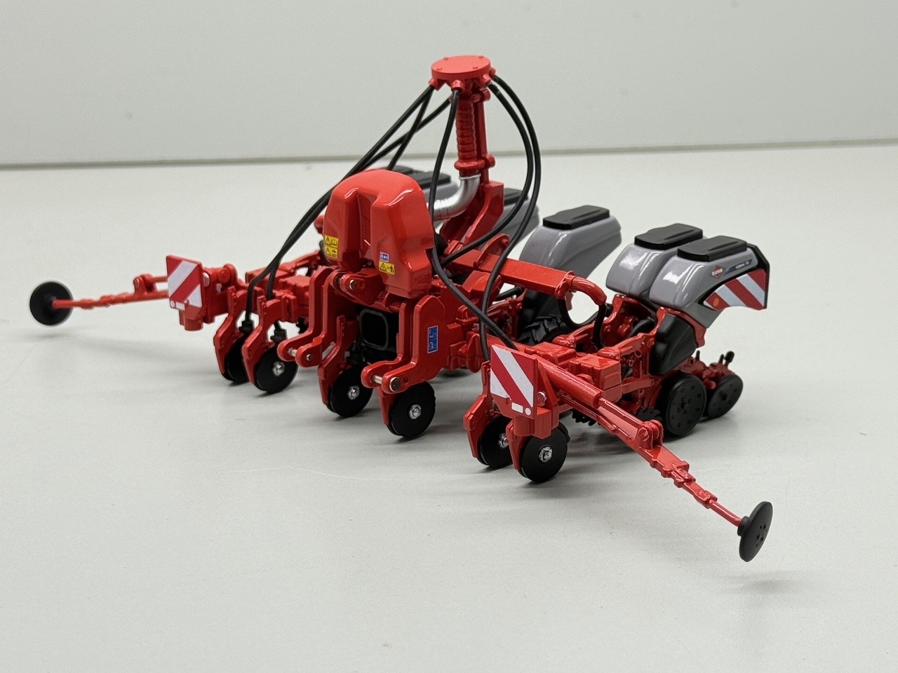 Kuhn Kosma TSE 6-reihig ohne Tank grau Modell von Replicagri 1:32