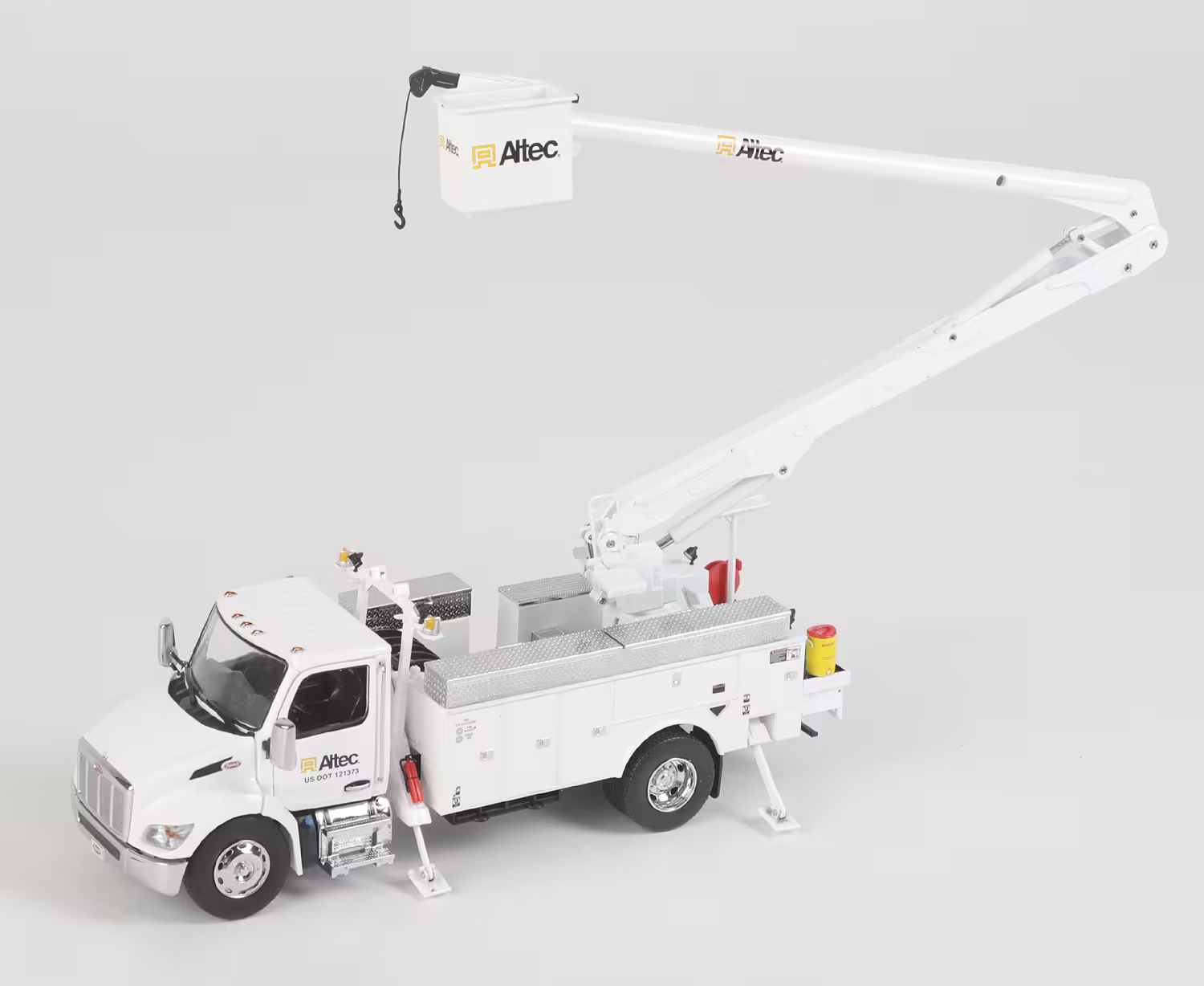Peterbilt 536 mit Altec Aerila Hebebühne-1