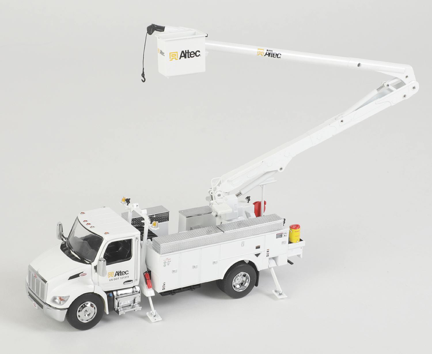 Peterbilt 536 mit Altec Aerila Hebebühne Modell von DieCast Masters 1:32