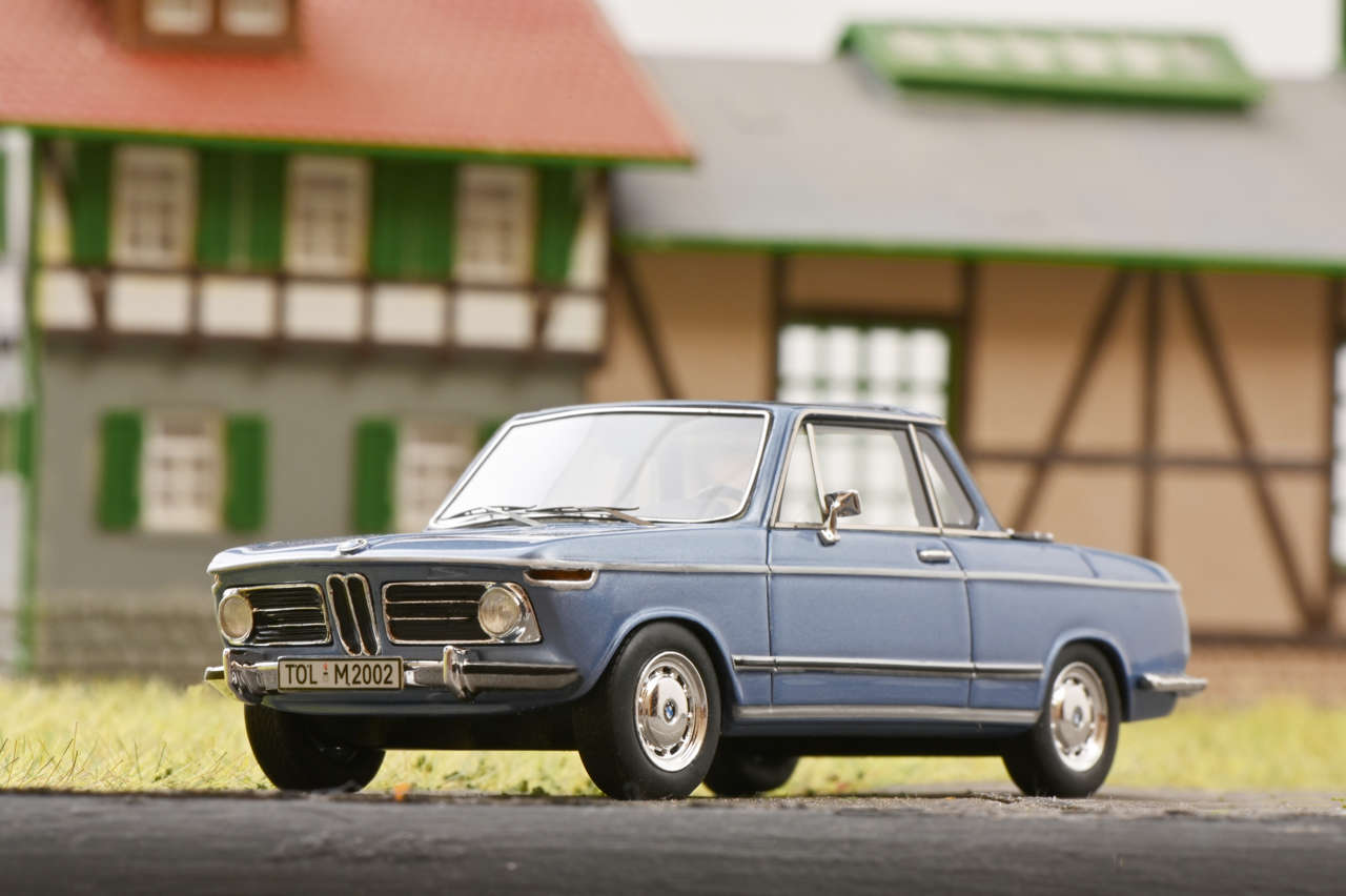 Schuco BMW 2002 Modellauto – Maßstab 1:64 In Orange | Detailgetreues Sammlerstück | Offizielles Lizenzprodukt | Für Sammler Ab 14 Schuco BMW 2002 Modellauto – Maßstab 1:64 In Orange | Detailgetreues Sammlerstück | Offizielles Lizenzprodukt | Für Sammler Ab 14