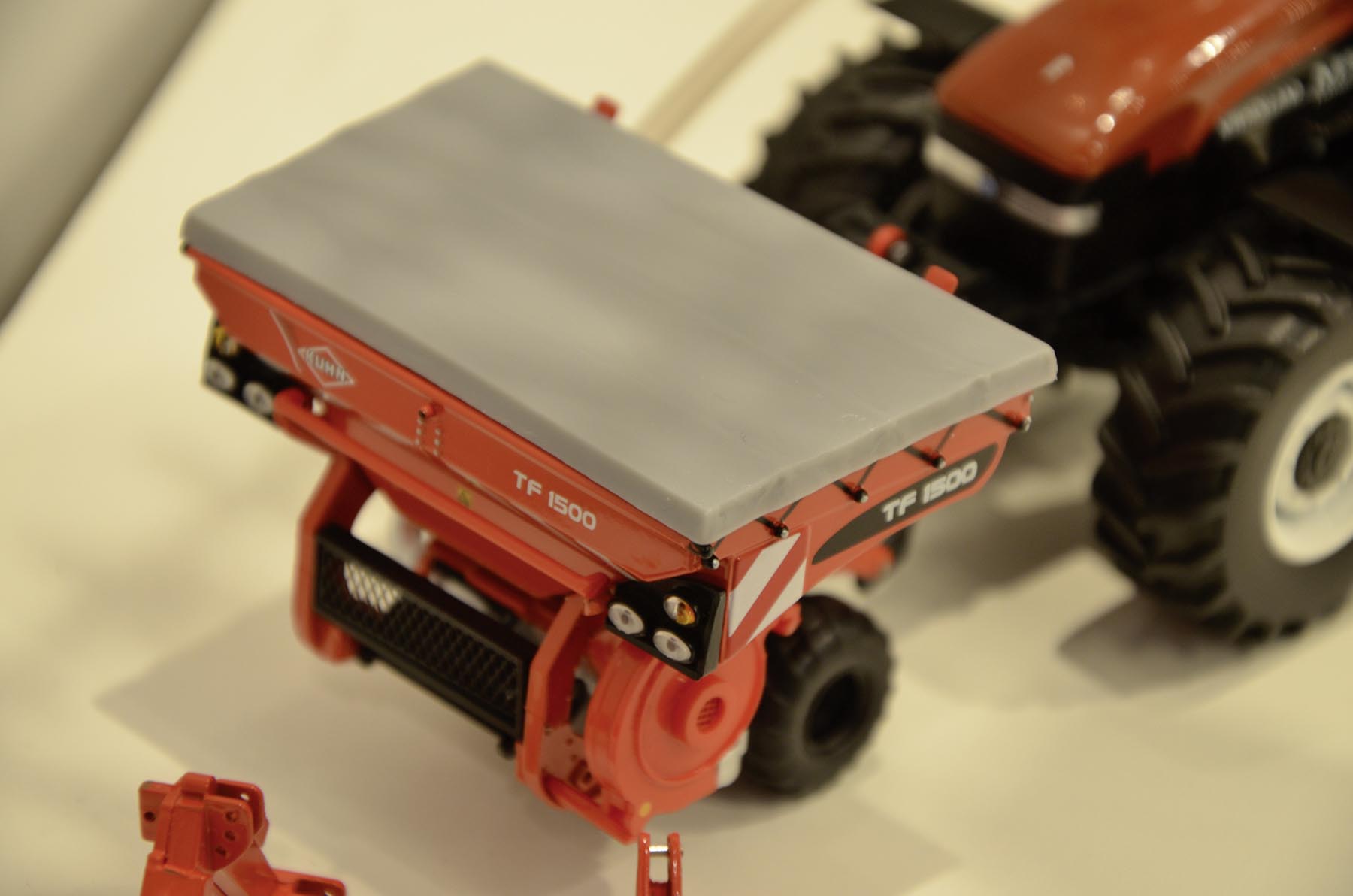 Kuhn TF 1500 Fronttank mit Fahrgestell  Modell von Replicagri 1:32