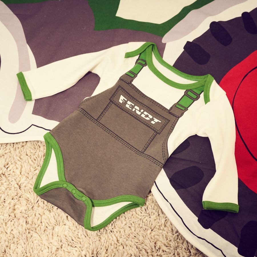 Fendt Baby-Baumwollbody – Latzhosen-Stil