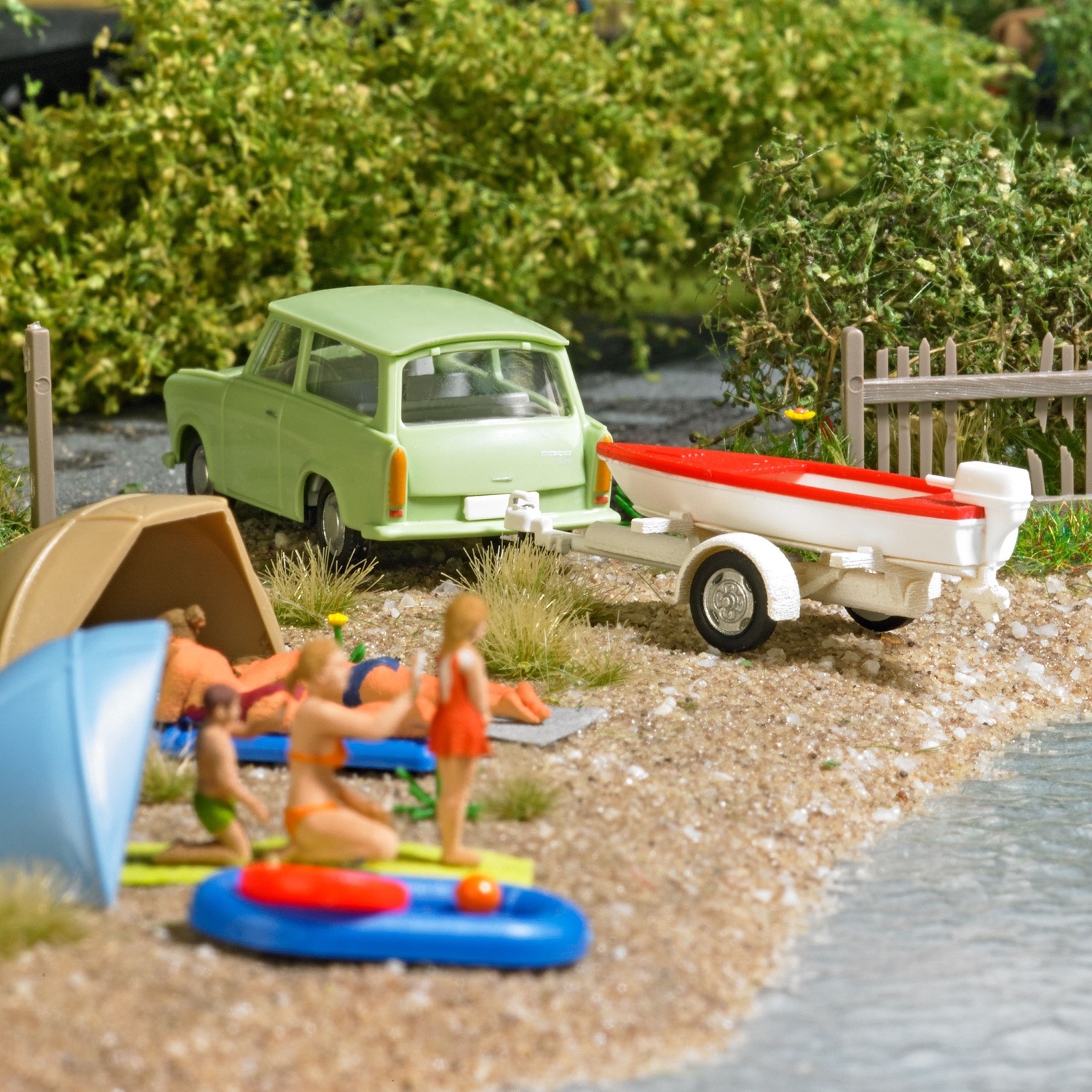 Trabant P601 Kombi mit Bootsanhänger Modell von Busch 1:87