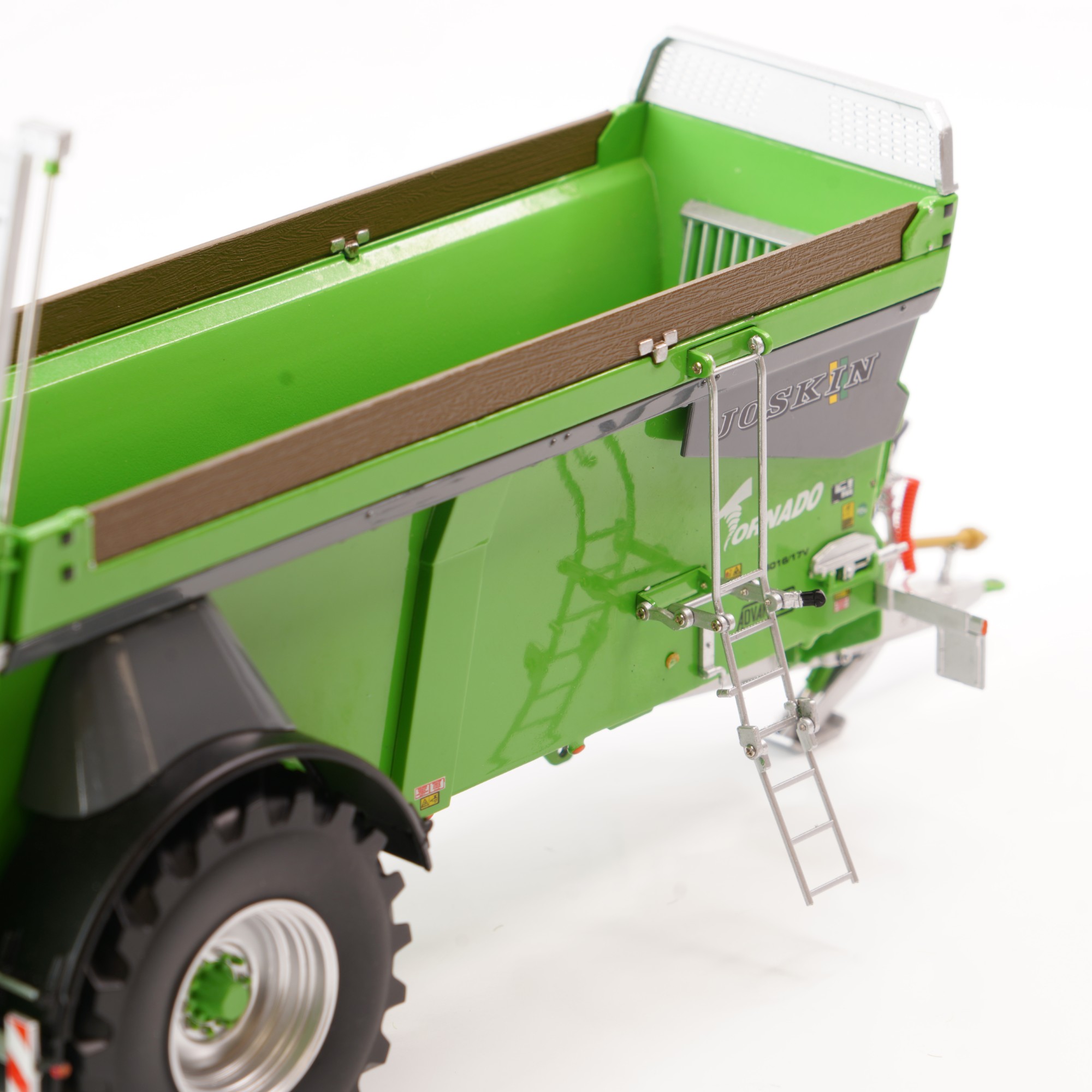 Joskin Tornado 6016/17V Modell von Universal Hobbies 1:32