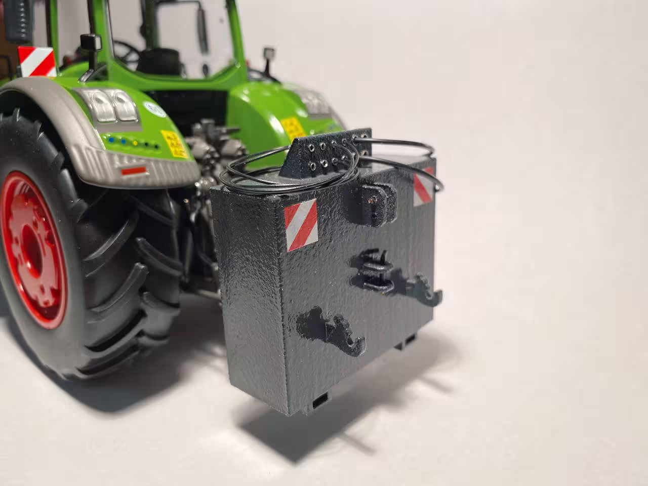 Heckgewicht mit Unterlenker und Hydraulikanschlüssen anthrazit Modell von TrecKerle 1:32 eilbote-onlineshop - Agrarfox