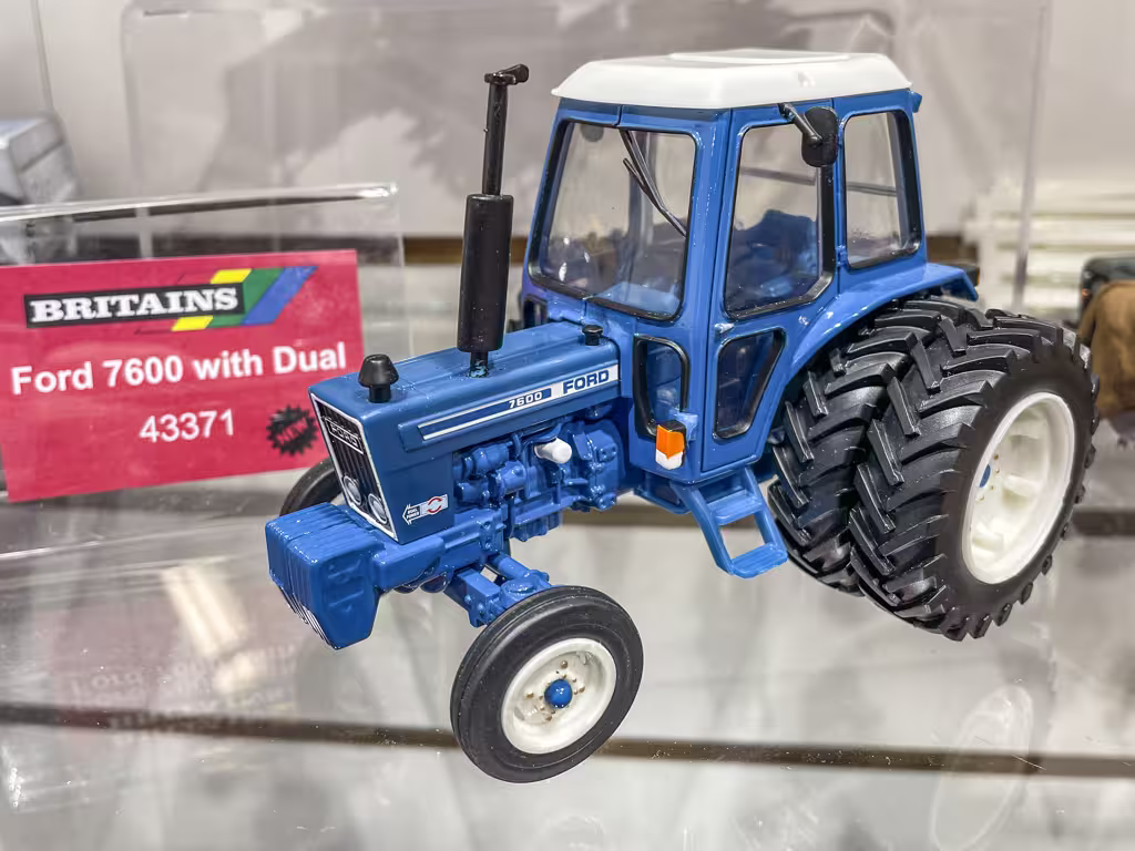 Ford 7600 Traktor mit Zwillingsbereifung-1