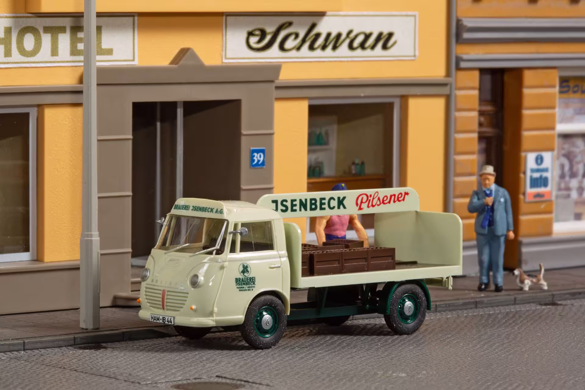 MA74210-1 Artikelname: Goliath Expr.110 Getränkepritsche ohne Plane Isenbeck Originalhersteller:  Modelltyp: 110 von Auhagen im Maßstab: 1:87 Hersteller-Nr: 66041