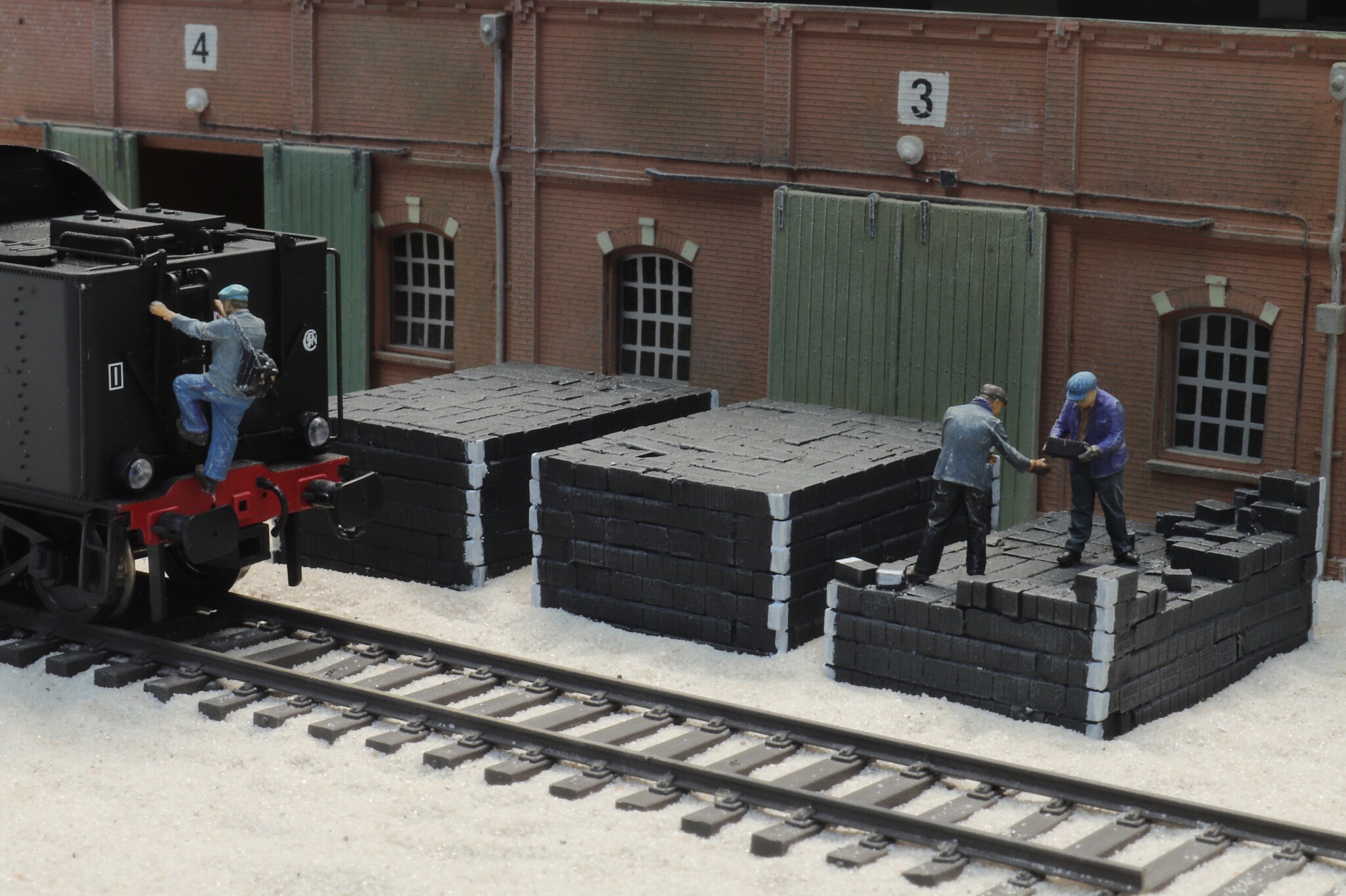 Brikettstapel im Depot - abgebrochen Modell von Artitec 1:87