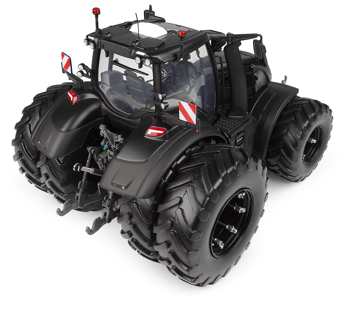 Valtra S416 unlimited mit Zwillingsbereifung - matt schwarz Modell von Universal Hobbies 1:32