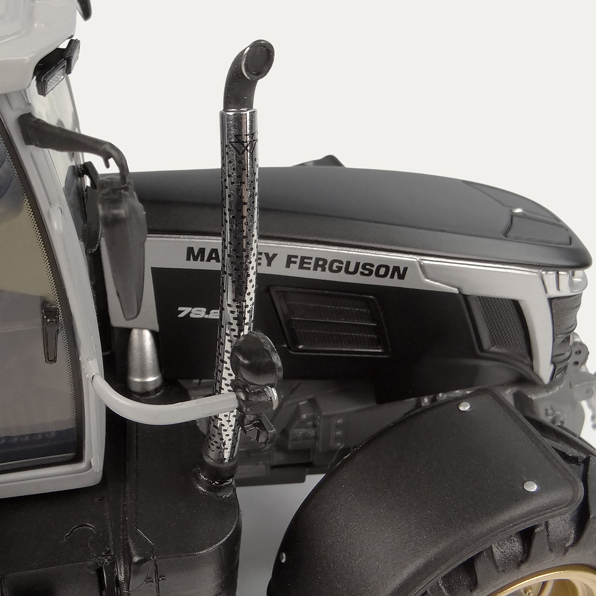 Massey Ferguson 7S.210 matt schwarz mit goldenen  Felgen Modell von Universal Hobbies 1:32