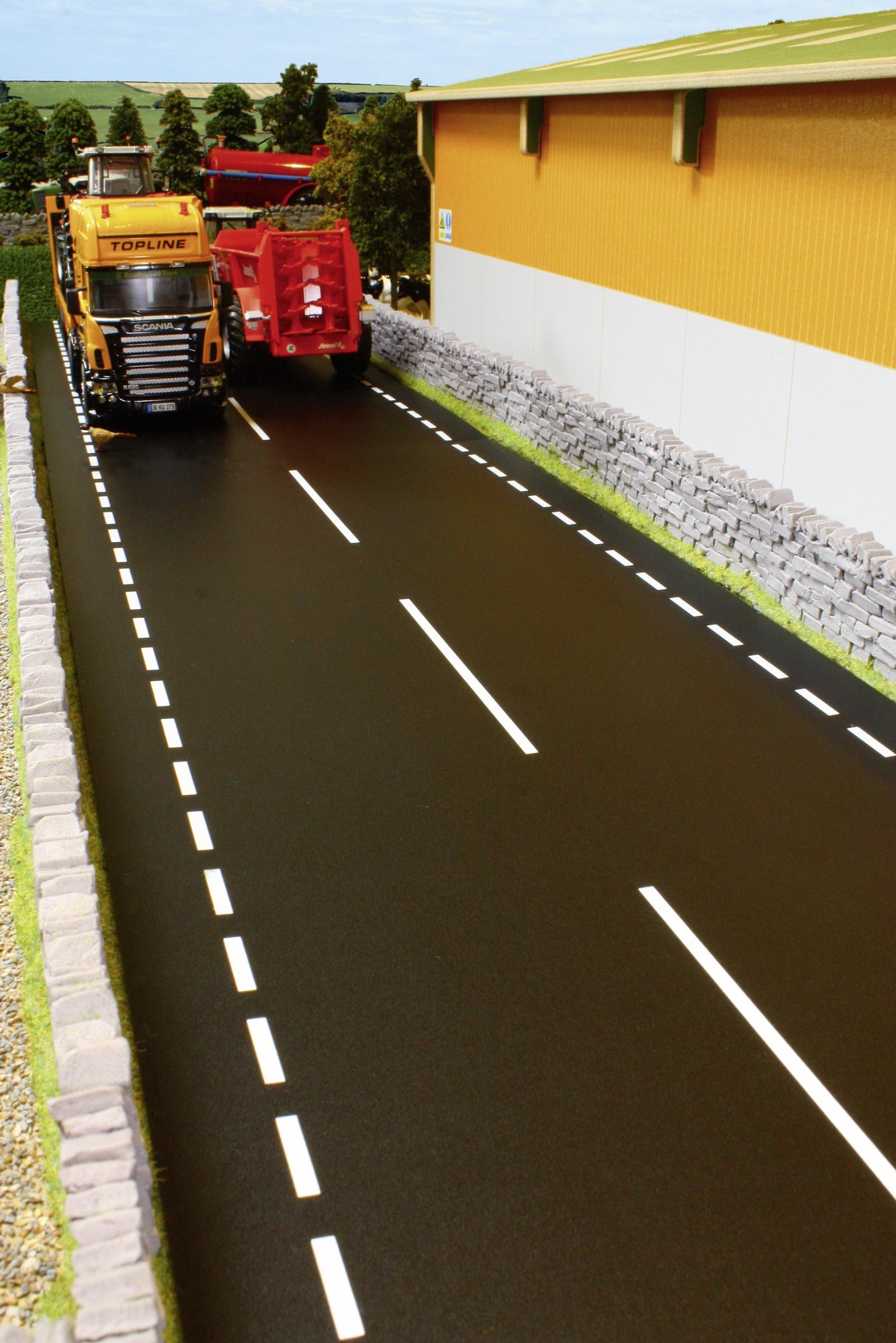 Hauptstraße 102 x 23 cm Modell von Brushwood Toys 1:32