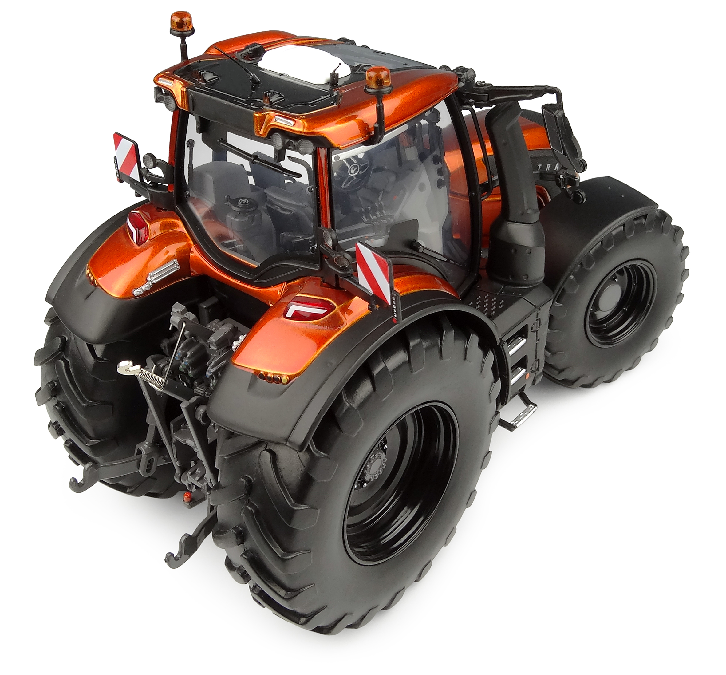 Valtra T236 in Metallic-Orange Lim. Edt. Modell von Universal Hobbies 1:32