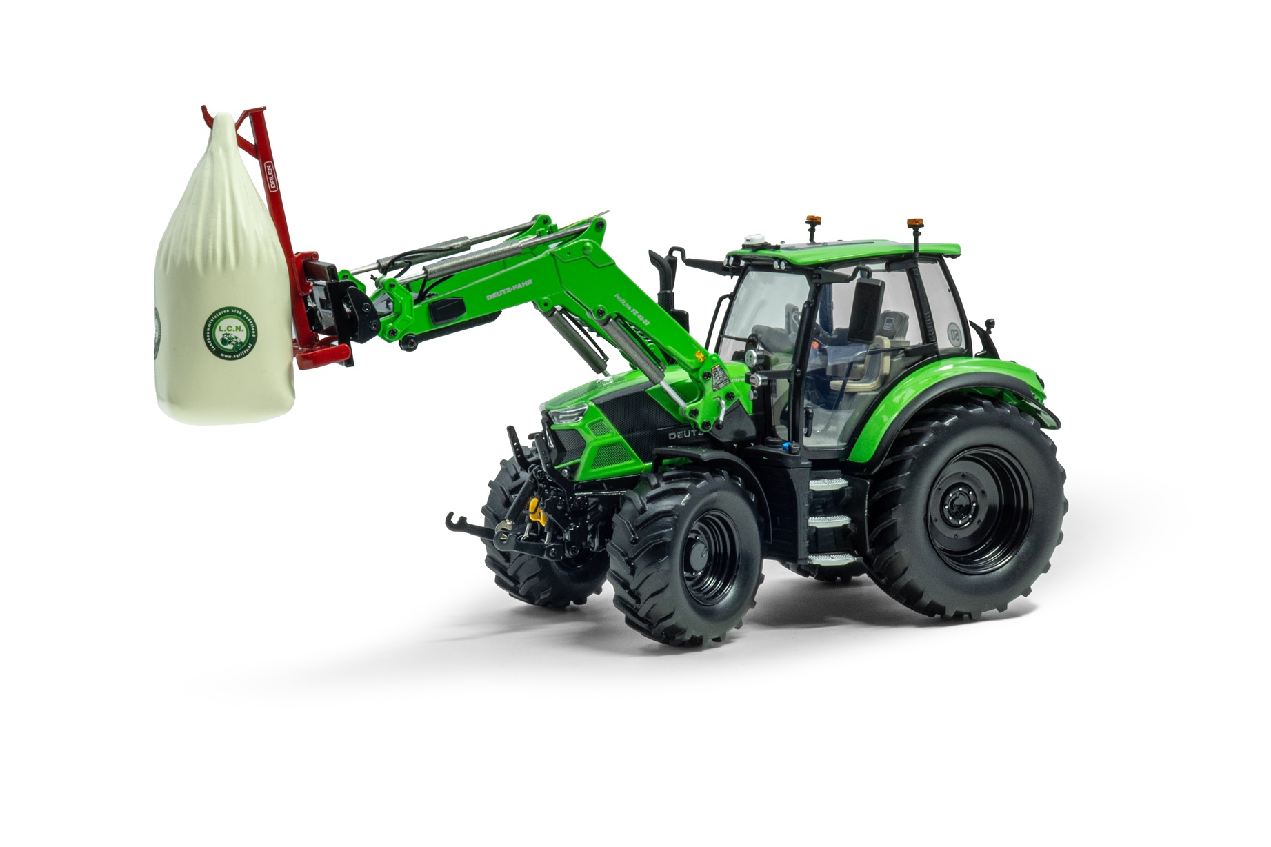 MA77116-1 Artikelname: Deutz-Fahr 6140.4 TTV mit Frontlader L.C.N. Show 2026 Lim. Edt. Originalhersteller: Deutz-Fahr Modelltyp: 6140.4 TTV von Universal Hobbies im Maßstab: 1:32 Hersteller-Nr: UH7258