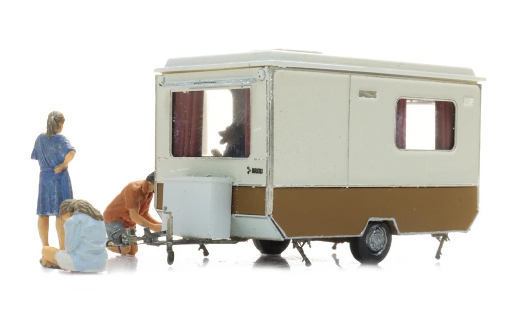 DDR Wohnwagen „Bastei“ auf dem Campingplatz Modell von Artitec 1:87