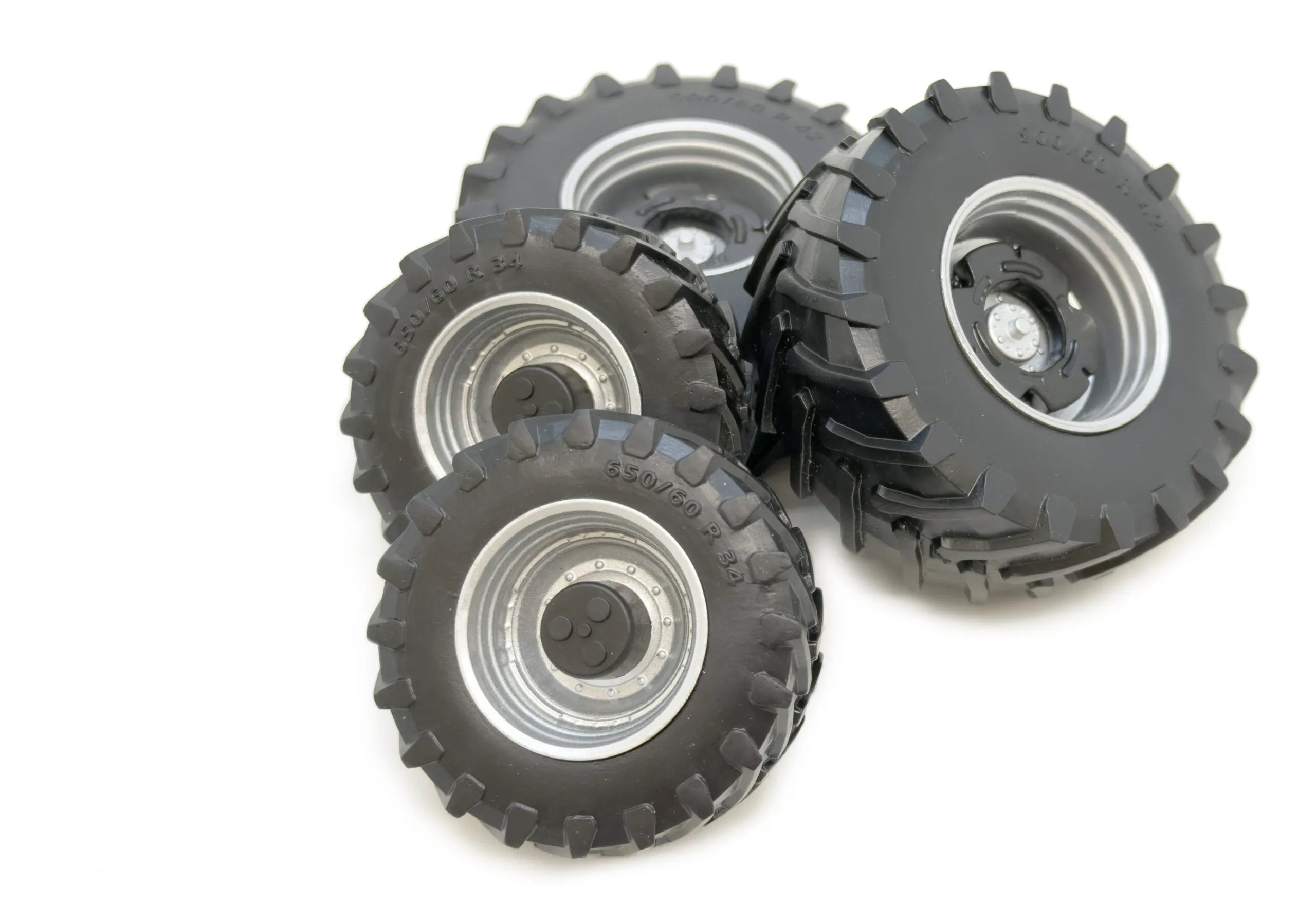 Satz Trelleborg 900-60 R42 Reifen + Felgen und Radkappen Modell von MarGe Models 1:32