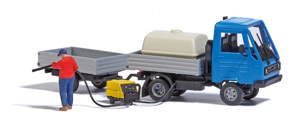 Multicar mit Wassertank und Anhänger, Arbeiter mit Hochdruckreiniger Modell von Busch 1:87