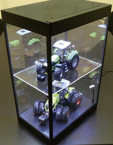 LED Vitrine mit einer Regalplatte Modell von AT Collections